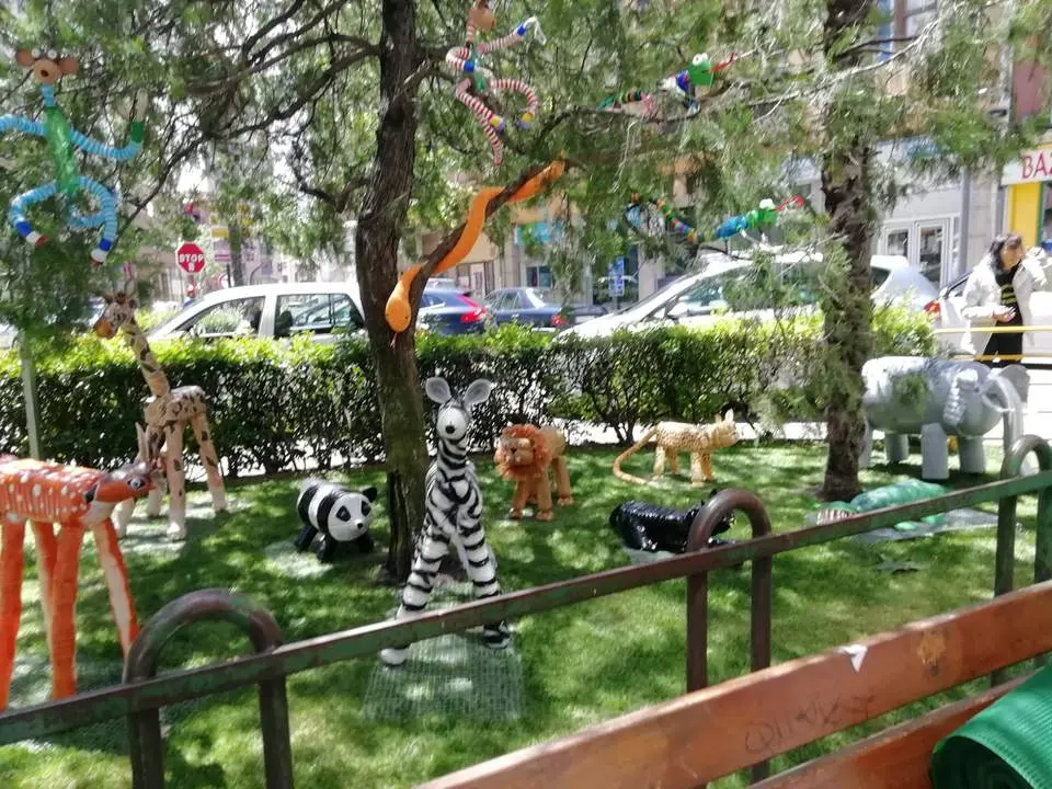 Zoo realizado con elementos reciclados realizado por la Asociación de Vecinos "Zona Tres Cruces"