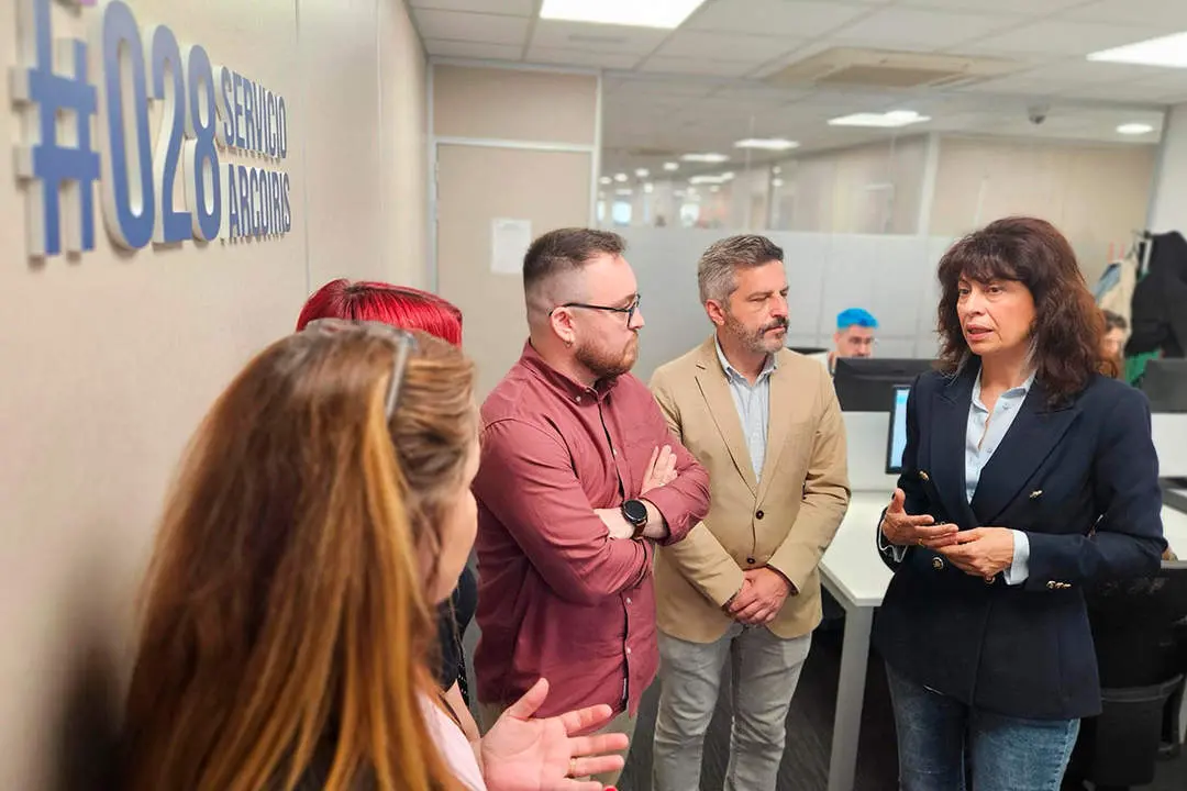 La ministra de Igualdad, Ana Redondo, en su visita a las instalaciones del servicio 028