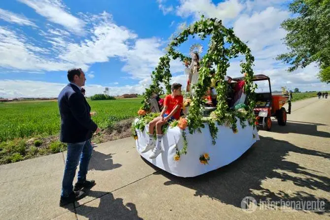 La Virgen de la Cantimbriana recibe el homenaje de sus devotos en Fuentes de Ropel