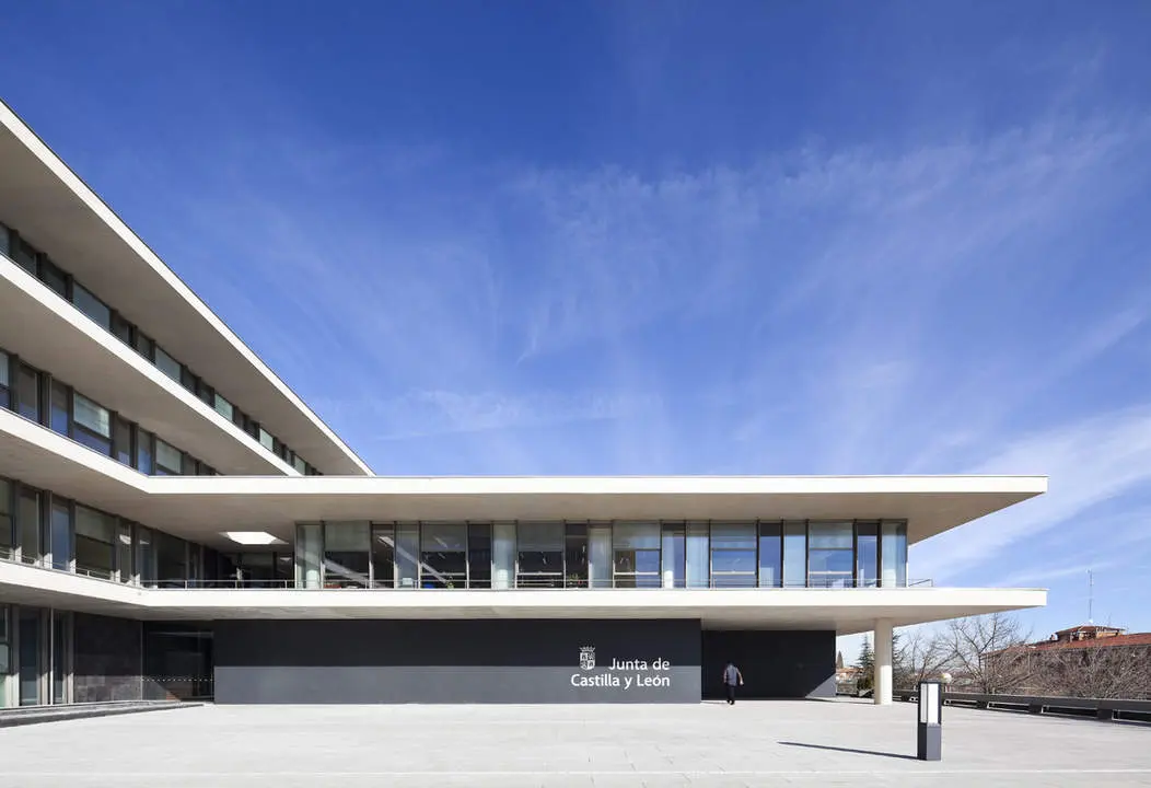 Edificio Administrativo de usos múltiples para la Junta de Castilla y León en Salamanca / Sánchez Gil Arquitectos