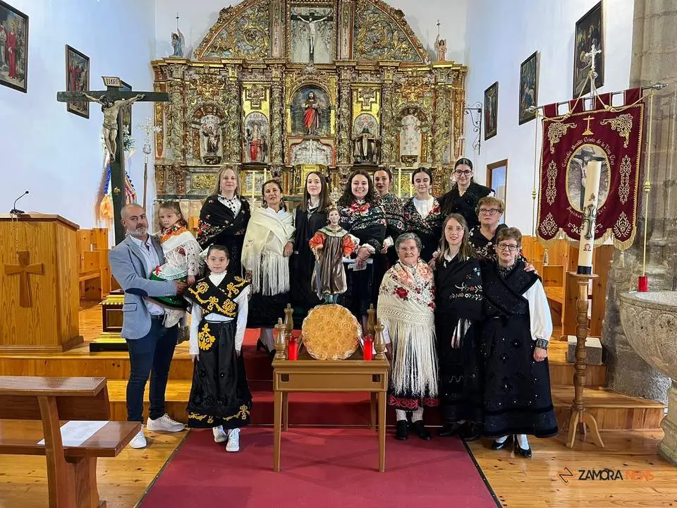 Santibáñez de Tera celebra la novena a San Tirso con el cántico de sus mozas