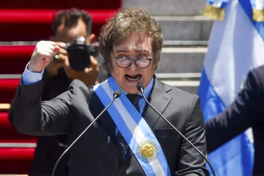 Ultraderechista Javier Milei asume la presidencia de Argentina
