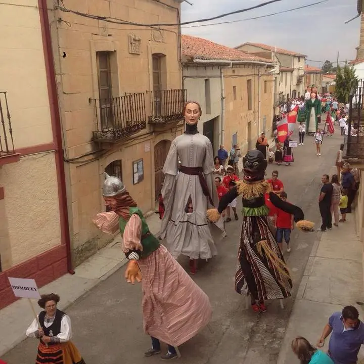Último encuentro de Gigantes y Cabezudos en Mombuey. Fotografía: Facebook Candonga de Mombuey  (Gigantes y Cabezudos de Mombuey)