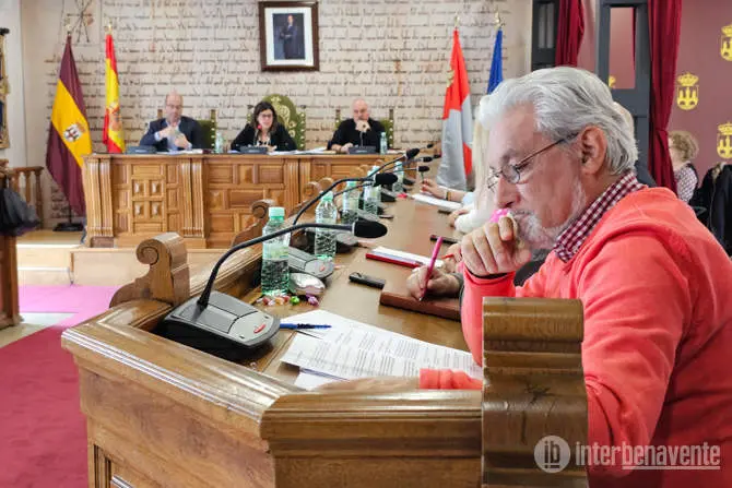 IU durante un pleno del Ayuntamiento de Benavente. Fotografía: Interbenavente