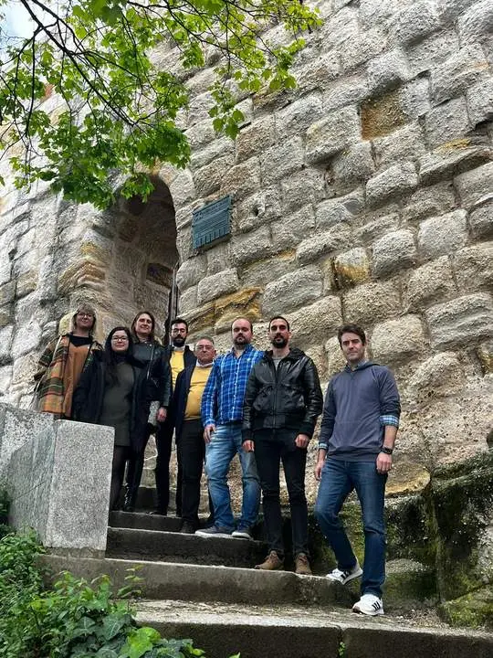 componentes de las fuerzas progresistas de Aína, Alantre y Extemeñistas en el Pórtico de la Lealtad