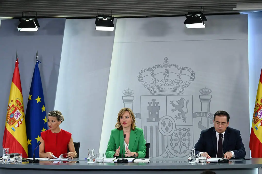 La ministra y portavoz del Gobierno, Pilar Alegría, la vicepresidenta segunda y ministra, Yolanda Díaz, y el ministro, José Manuel Albares, durante la rueda de prensa. Pool Moncloa/Borja Puig de la Bellacasa. La Moncloa, Madrid