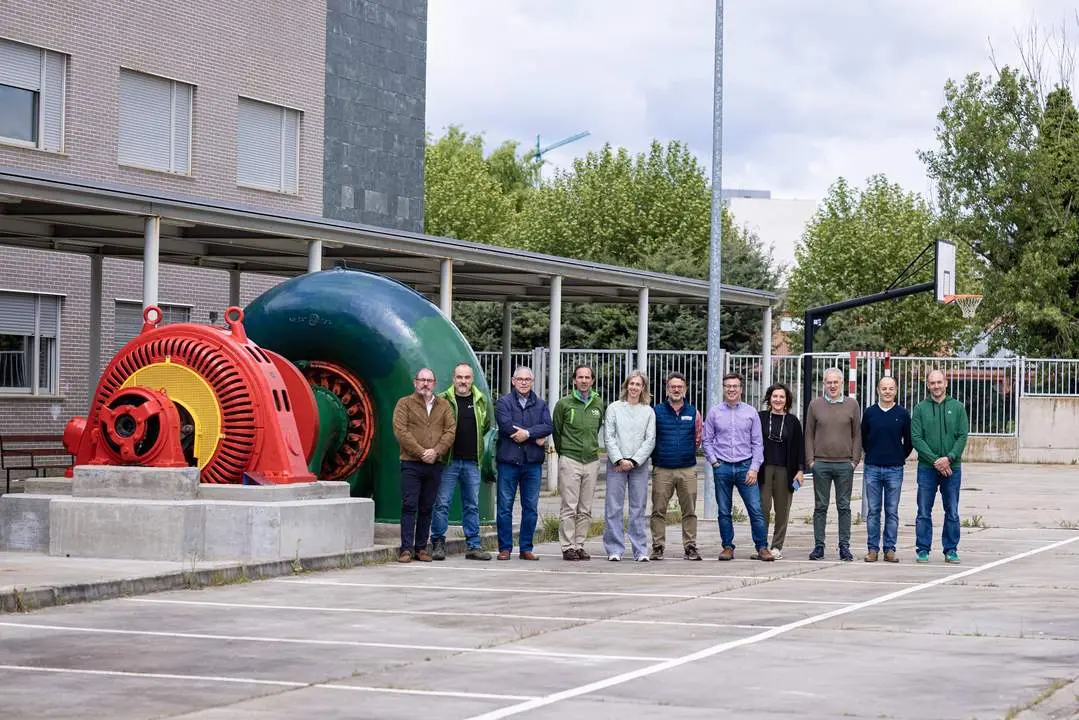 2024-05-22.- Foto de familia CIFP e Iberdrola junto al grupo hidroeléctrico
