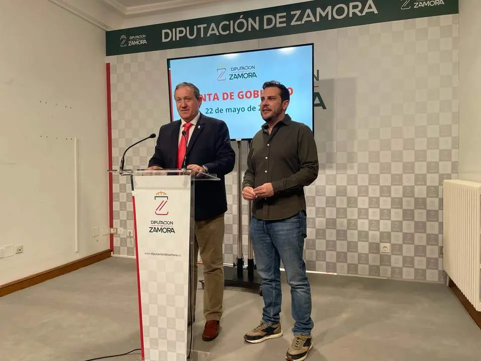 El presidente y el vicepresidente de la Diputación de Zamora, Javier Faúndez y Víctor López de la Parte, tras la Junta de Gobierno