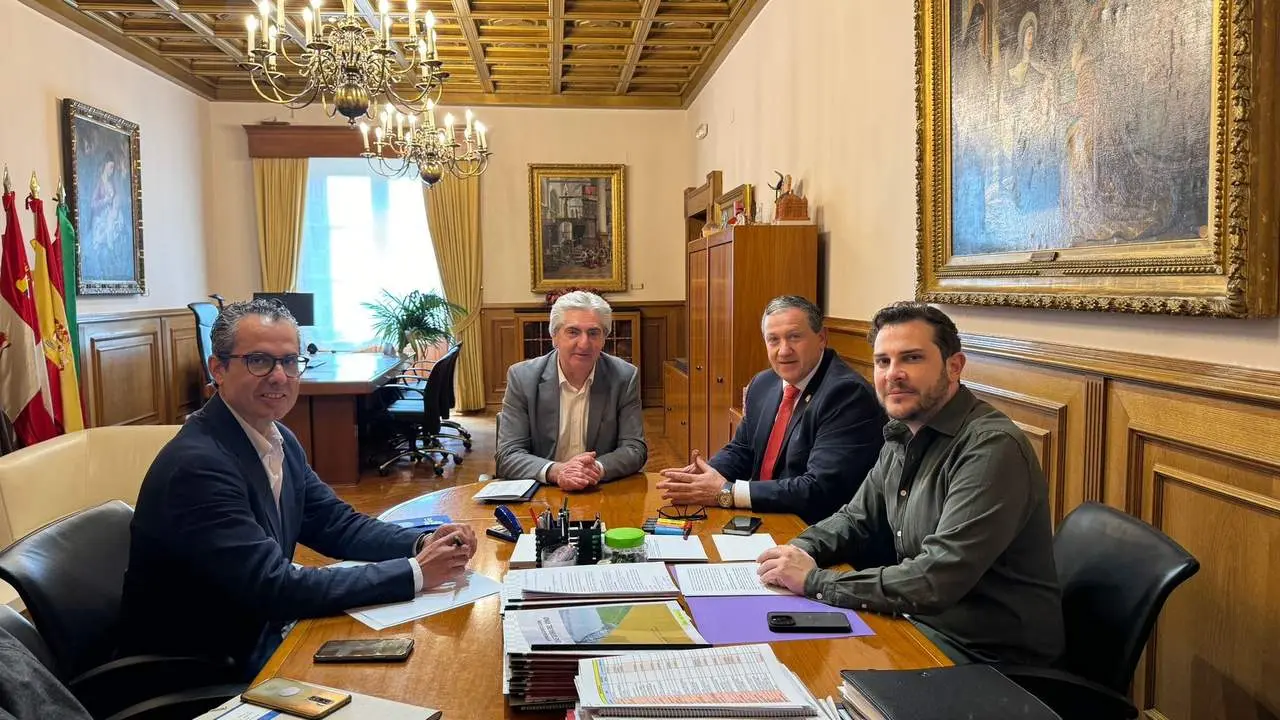 El presidente de la Diputación de Zamora, Javier Faúndez, acompañado por el vicepresidente primero y diputado de Educación, Cultura y Turismo en Zamora, Víctor López Victor Lopez de la Parte, el nuevo presidente de la Cámara Municipal de Braganza, Paulo Jorge Almendra Xavier, y el secretario general de la Fundación Rei Afonso Henriques, José Luis González Prada