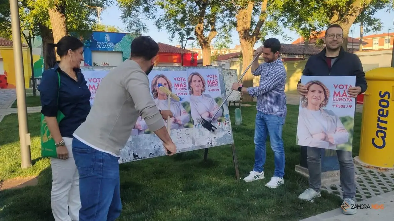 Pegada de carteles del PSOE de Zamora durante el arranque de la campaña electoral a las europeas