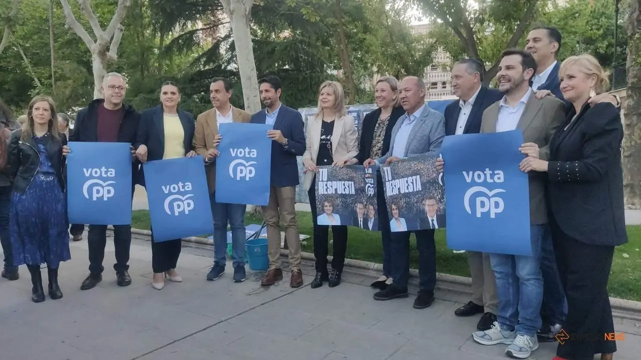 Pegada de carteles del PP de Zamora durante el arranque de la campaña electoral a las elecciones europeas