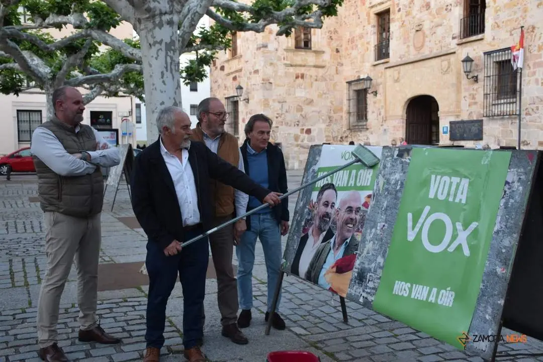 Pegada de carteles de Vox Zamora durante el arranque de la campaña electoral a las elecciones del 9N