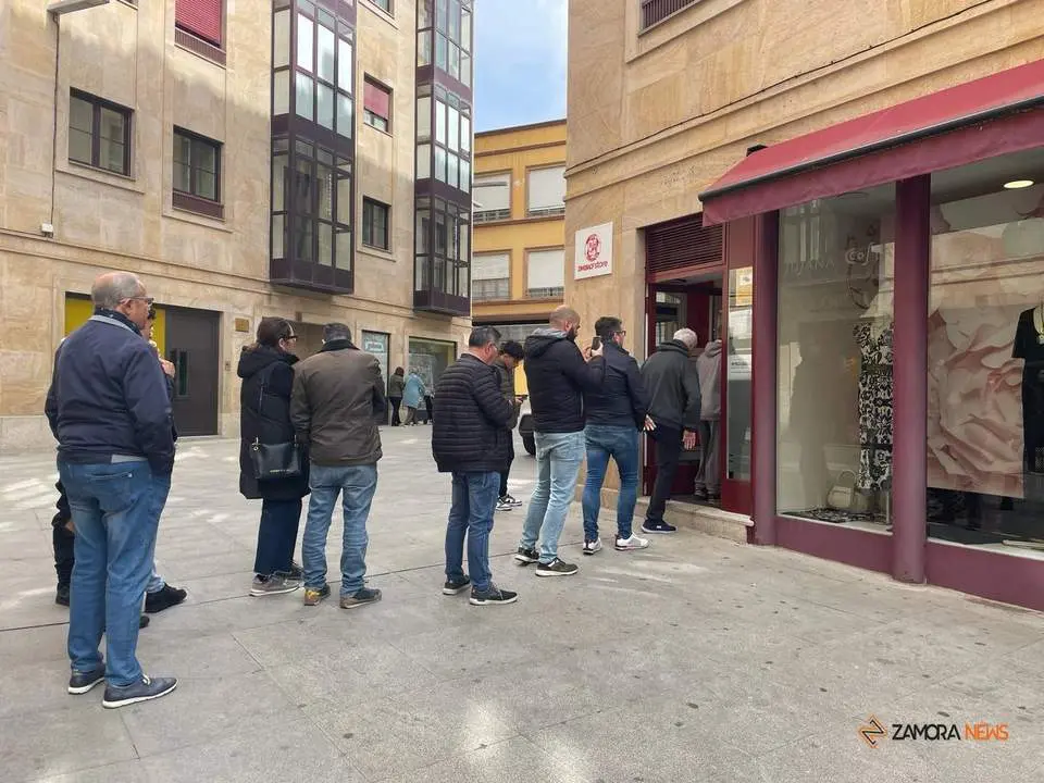 Aficionados haciendo cola ante la tienda oficial del Zamora CF