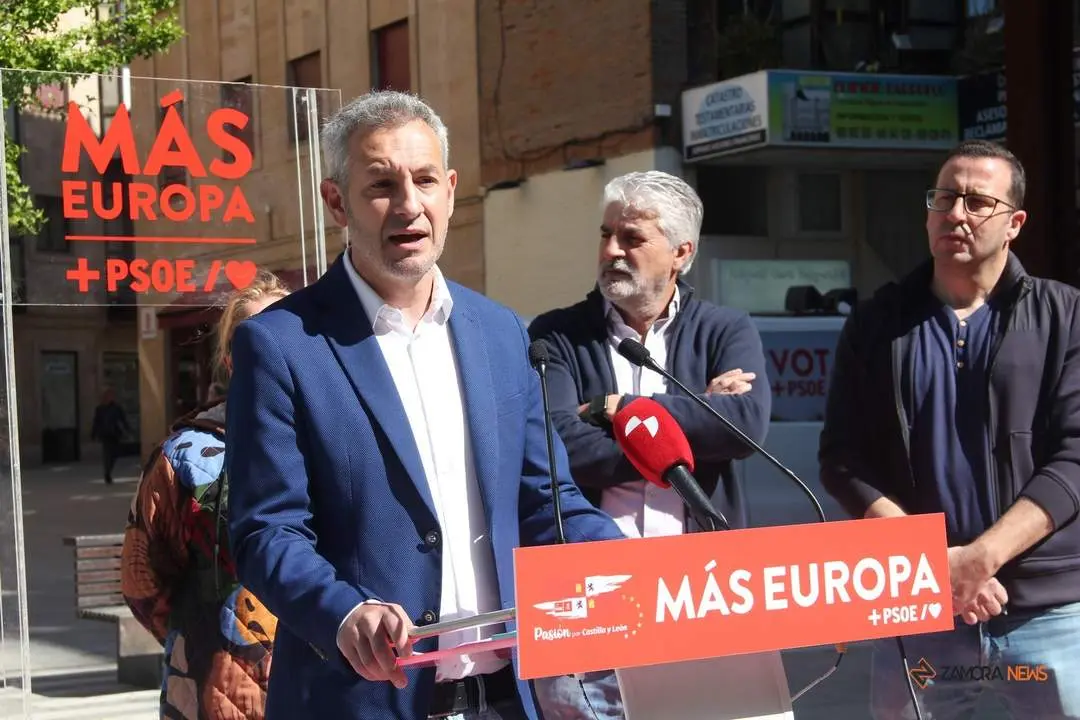 Inicio de campaña del PSOE de cara a las elecciones europeas con Antidio Fagúnez y el candidato Carlos Rodríguez_6