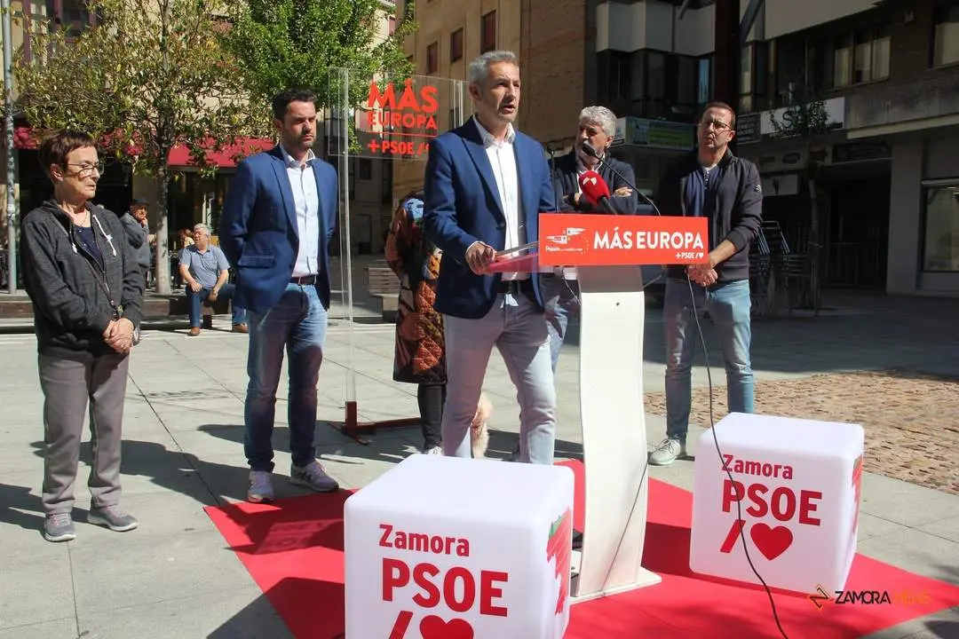 Inicio de campaña del PSOE de cara a las elecciones europeas con Antidio Fagúnez y el candidato Carlos Rodríguez_7