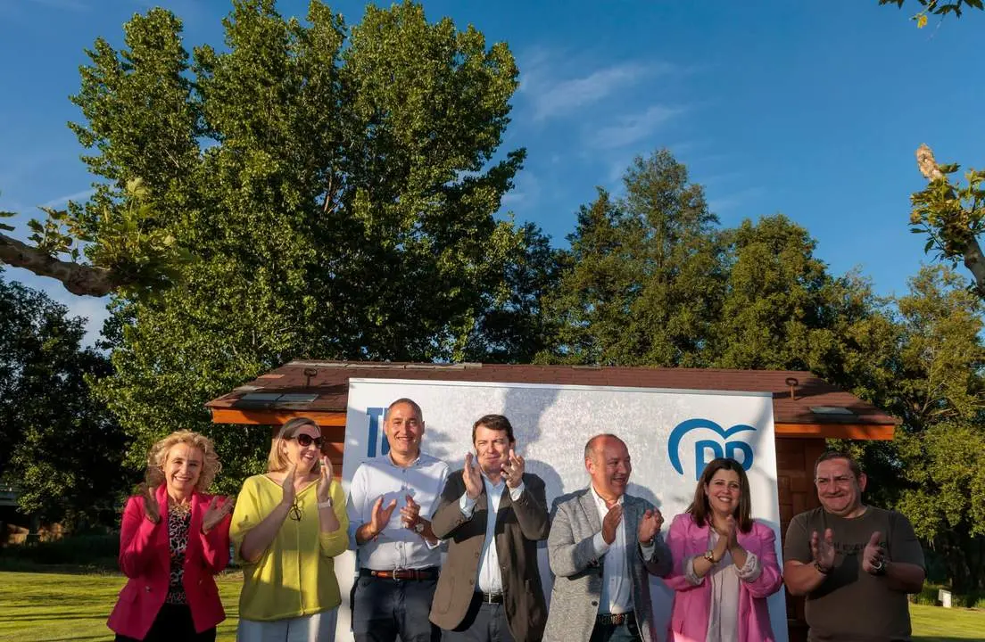 El presidente del PPCyL participa en un acto que ha reunido a más de 200 alcaldes de Benavente y Valles y Tierra de Campos celebrado en Mózar de Valverde