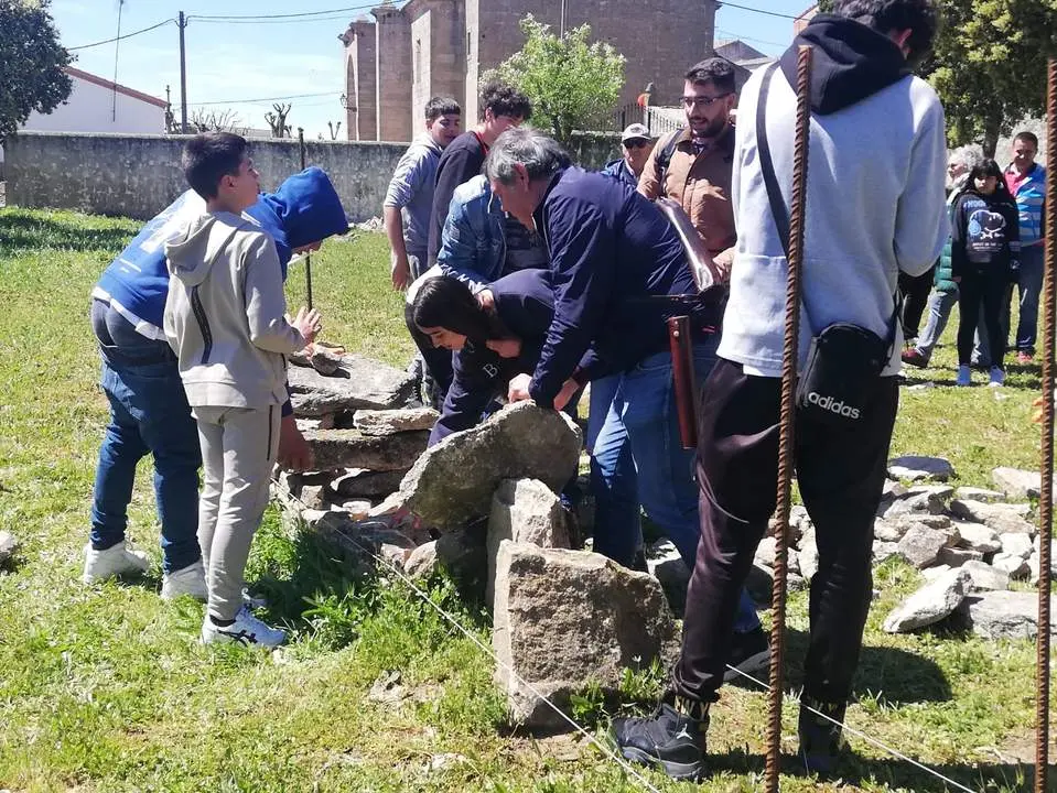 Uno de los talleres de construcción de pared con la técnica de piedra en seco. Fotografía: CEDIDA