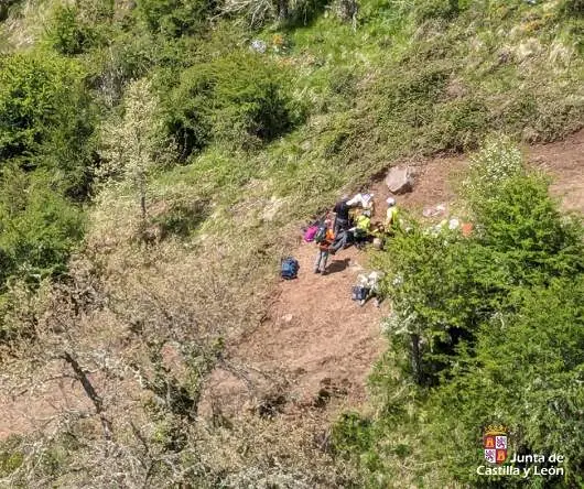El grupo de rescate de la Junta de Castilla y León auxilia a un montañero en el Pico Jario