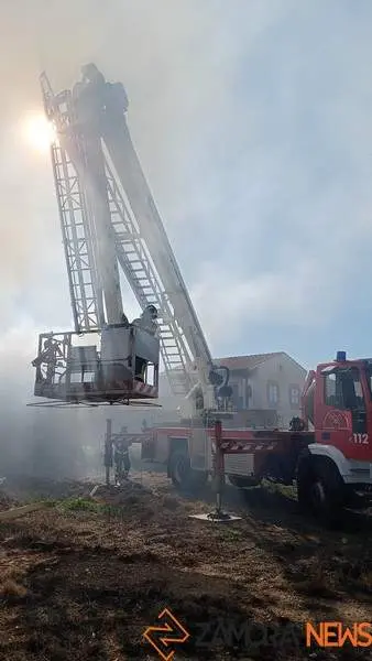 bomberos actuando en una vivienda en Micereces de Tera _2