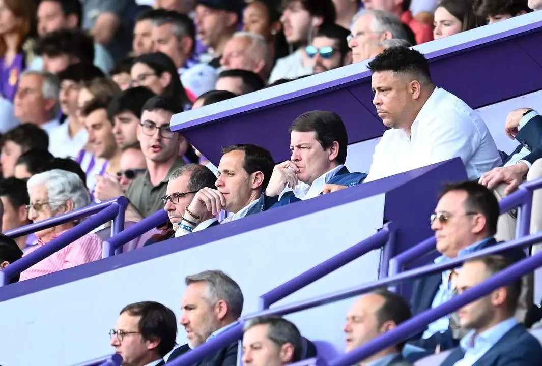 El presidente de la Junta, en el partido del Real Valladolid-Villarreal B que selló el ascenso a Primera
