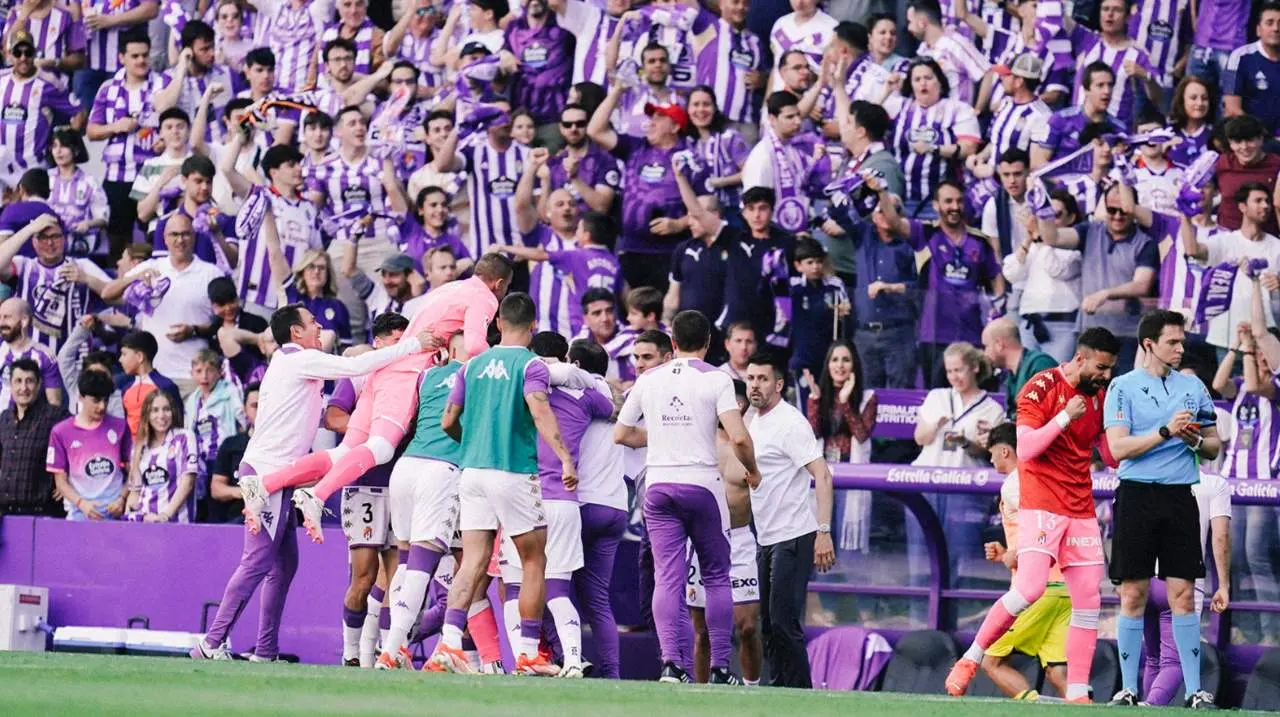 El Real Valladolid celebra su ascenso a primera División tras imponerse al Villarreal B en una épica remontada. Fotografía: Club