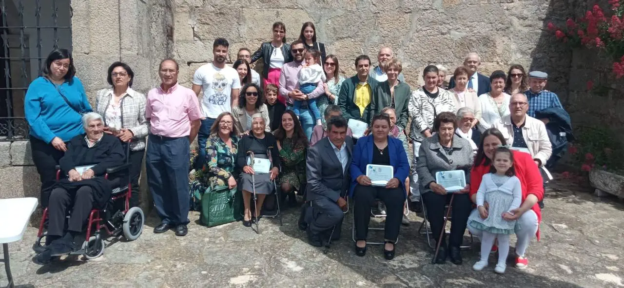 Acto de entrega de placas en Torregamones a los residentes con 90 y 100 años. Fotografía CEEDIDA