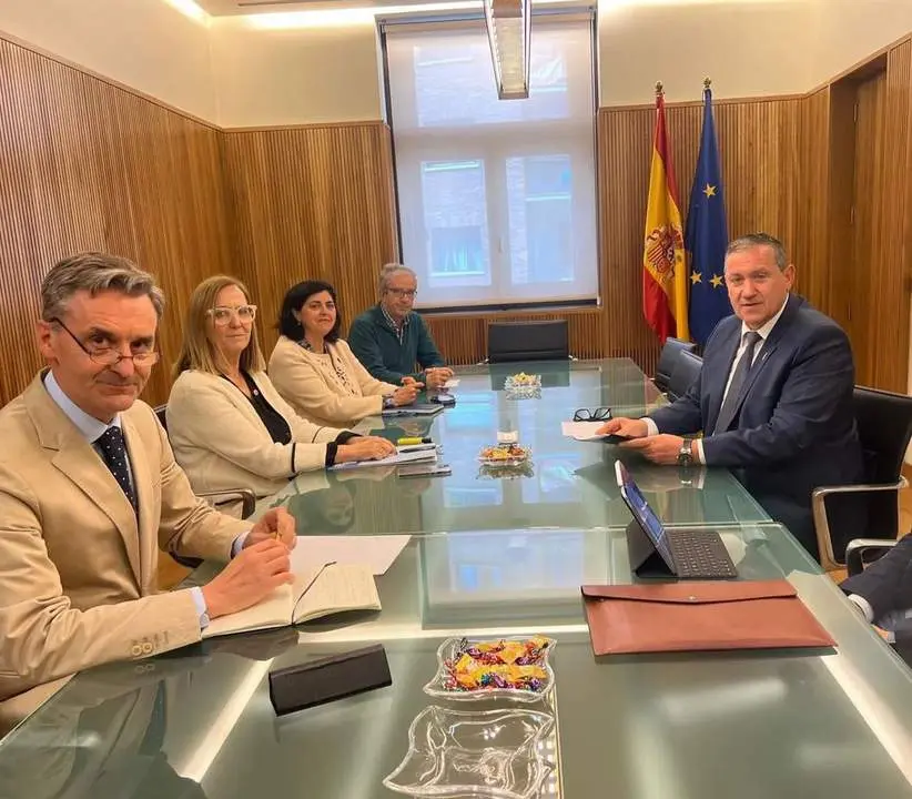 El presidente de la Diputación de Zamora, Javier Faúndez, ha mantenido una reunión con la presidenta de la Confederación Hidrográfica del Duero, María Jesús Lafuente Molinero