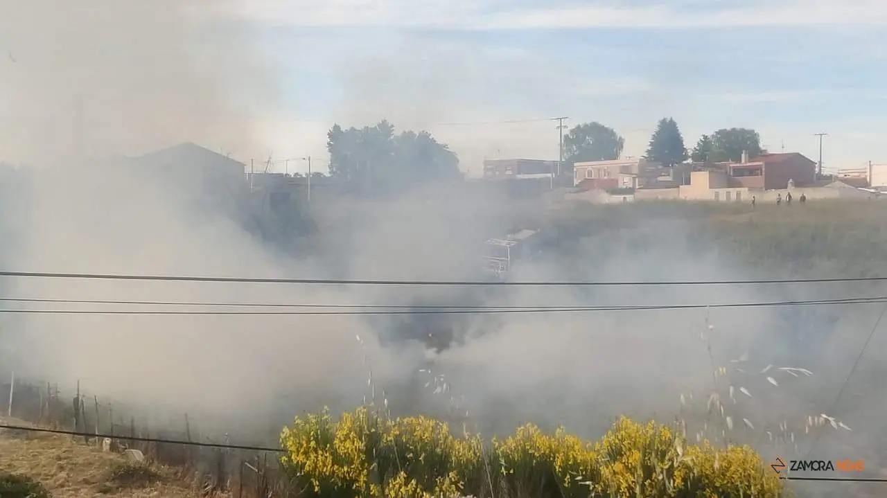 Incendio en la bajada de la barriada de Asturias