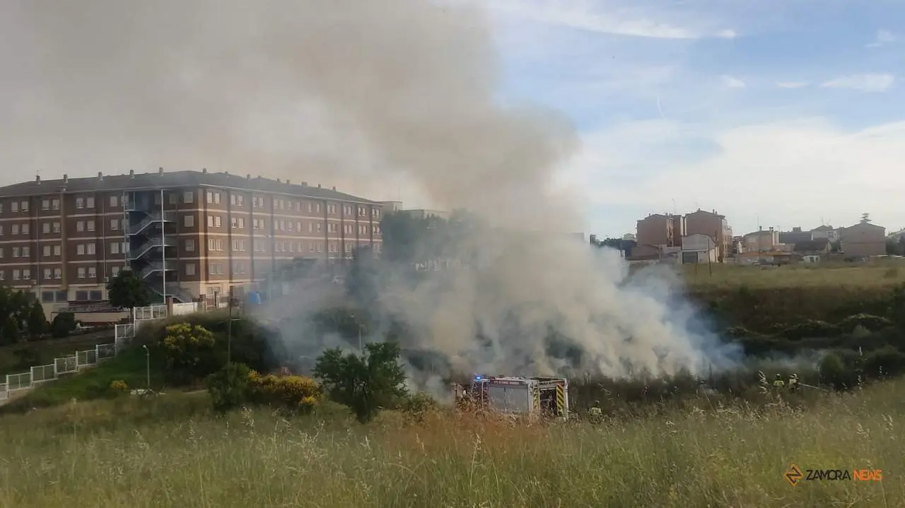 Incendio en la bajada de la barriada de Asturias