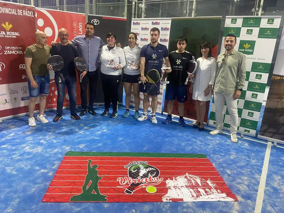 campeonato provincial de pádel Ganadores Absolutos junto a patrocinadores y organización