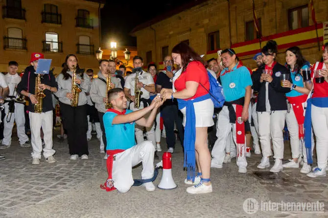 pedida de matrimonio en las fiestas del Toro enmaromado. Interbenavente