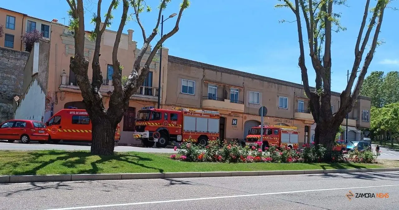 Bomberos y personal del Ayuntamiento en los edificios próximos al derribo de los edificios en la avenida de la Feria