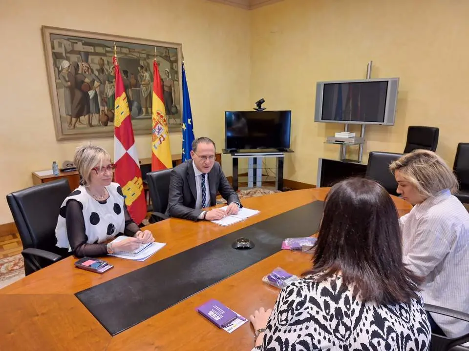 Ángel Blanco recibe a las responsables de ADAVAS