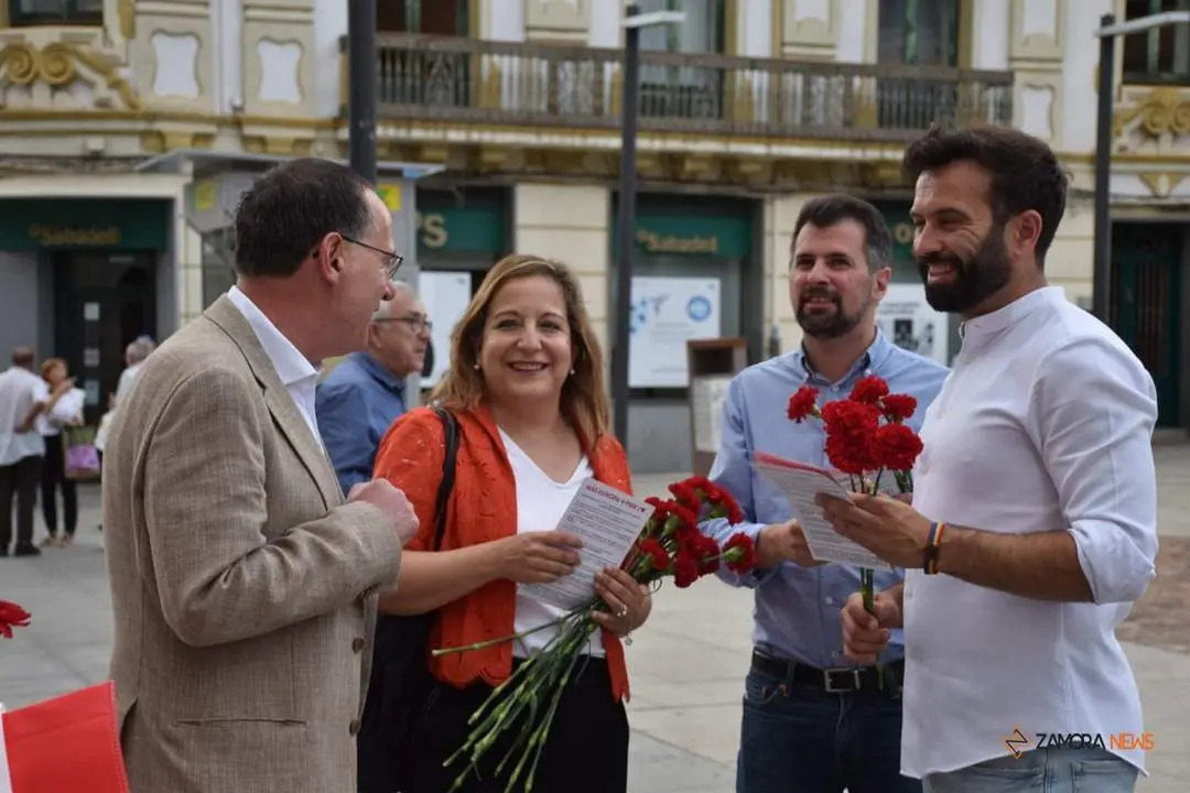 Reparto de propaganda electoral por las calles de Zamora con el secretario general del PSOECyL, Luis Tudanca; la candidata al Parlamento Europeo, Iratxe García, y el secretario general del PSOE de Zamora, Antidio Fagúndez