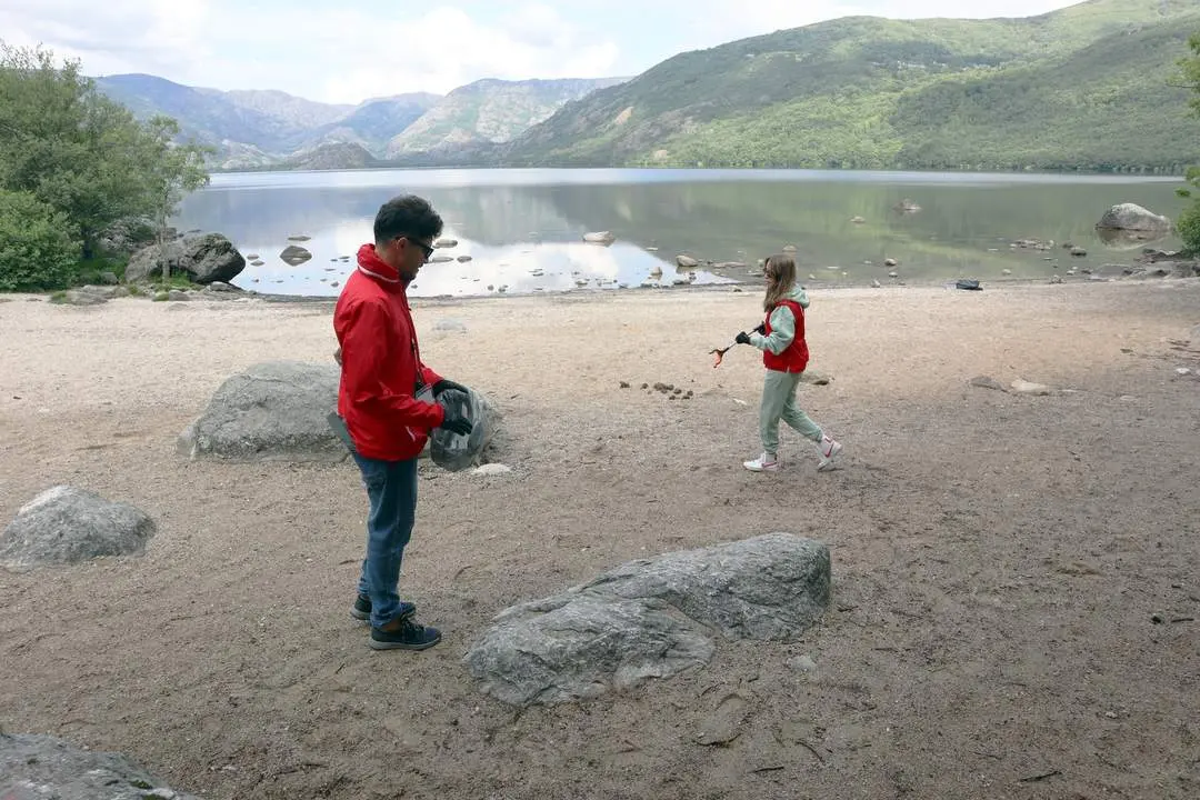 Voluntarios de Cruz Roja durante la anterior edición contra la basuraleza en el entorno del Parque Natural del Lago de Sanabria. Fotografía: Cruz Roja en Zamora
