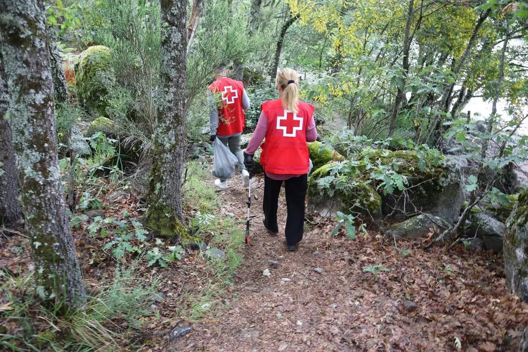 Voluntarios de Cruz Roja durante la anterior edición contra la basuraleza en el entorno del Parque Natural del Lago de Sanabria. Fotografía: Cruz Roja en Zamora