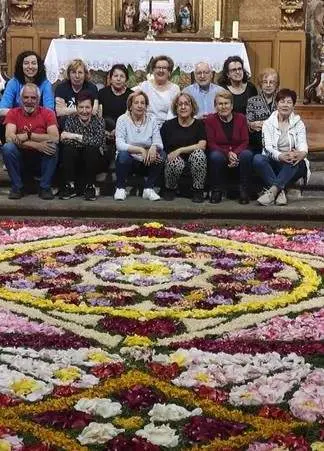 Alfombra floral realizada por mujeres y hombres de Bermillo con motivo del Corpus. Fotografía: CEDIDA