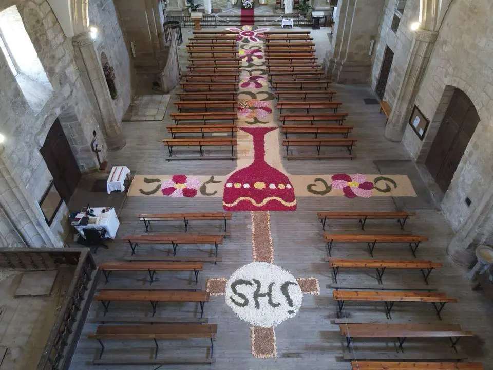 Alfombra floral en la iglesia de Nuestra Señora de la Asunción de Fermoselle. Fotografía: Aurora CM