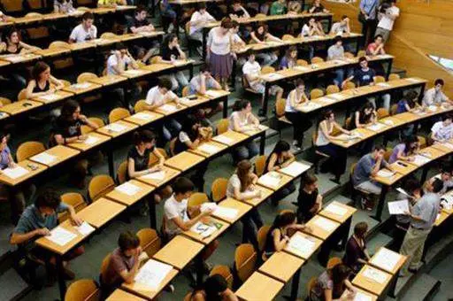Alumnos en el aula durante una prueba de la EBAU