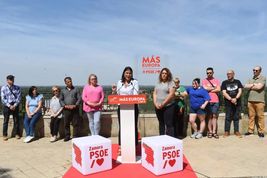 Sandra Veleda y Ana Sánchez en un acto de campaña en Benavente