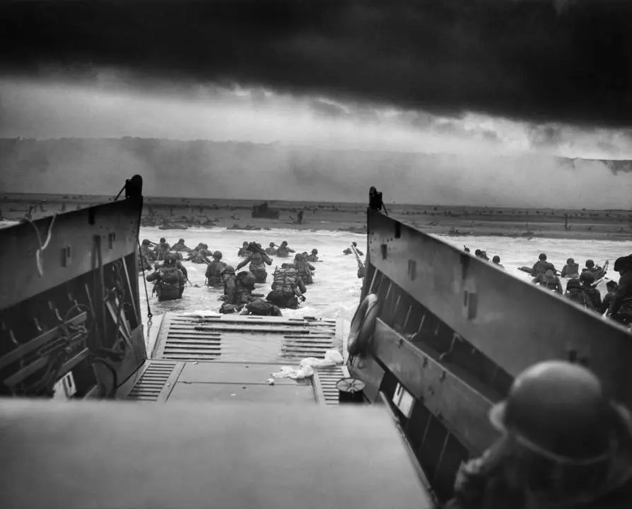 fotografía de Robert F. Sargent que muestra a las tropas estadounidenses desembarcando en la playa Omaha el 6 de junio de 1944.