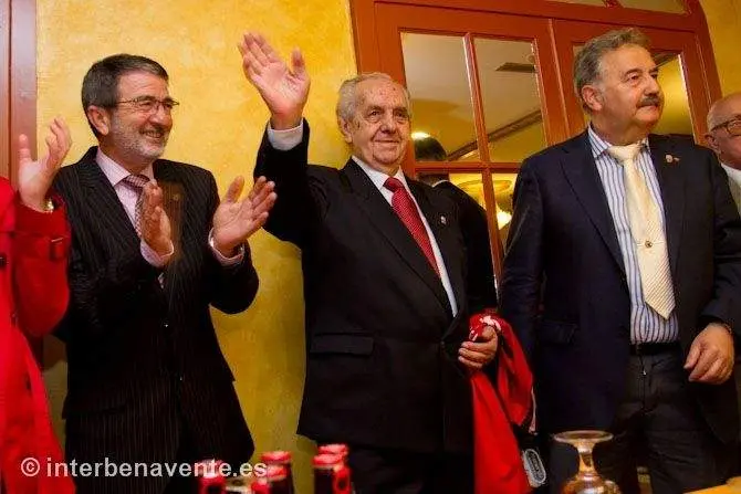 Lolo en el centro recibiendo el homenaje de la Asociación San Crispín en 2014. Fotografía: Interbenavente