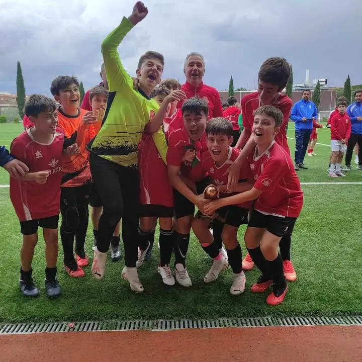 Los alevines del CD San José Obrero celebrando la victoria tras imponerse en el VIII Memorial Antonio Herrero "Tonino". Fotografía CEDIDA