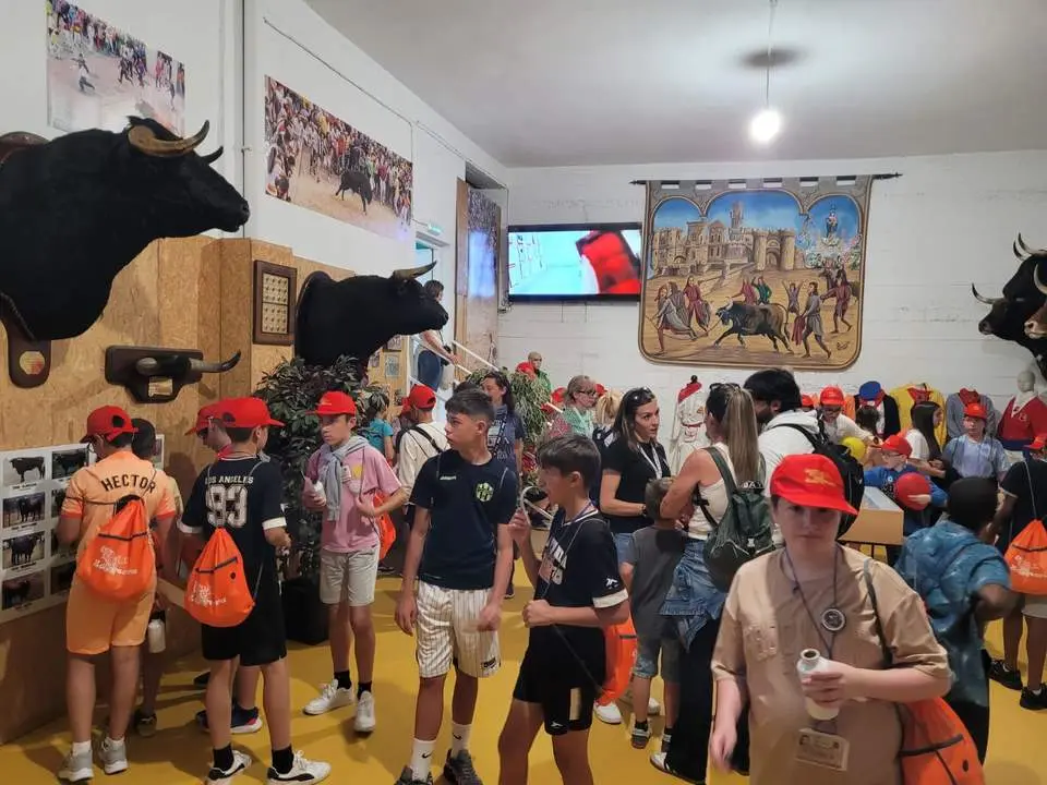Más de 40 alumnos de un colegio de Liverpool conocen las tradiciones de Benavente