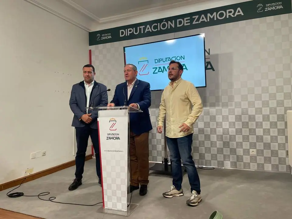 Javier Faúndez, el vicepresidente de la Diputación, Víctor López de la Parte y Manuel Martín Pérez, diputado de Obras