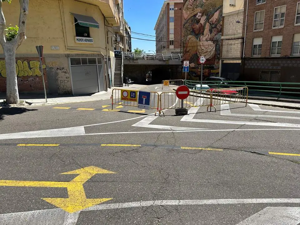 Último tramo de la Bajada de San Pablo cerrada al tráfico por obras