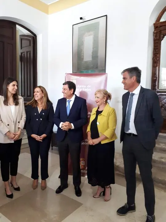 El consejero de Economía y Hacienda, Carlos Fernández Carriedo, durant su visita a Toro junto a la delegada territorial, leticia García, la directora general de Tributos y Financiación Autonómica de la Junta de Castilla y León, Eri Miñán, y el alcalde de Toro, Rafael González