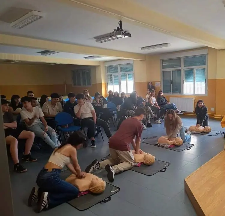 Los alumnos del IES Los Valles de Camarzana de Tera reciben formación en primeros auxilios