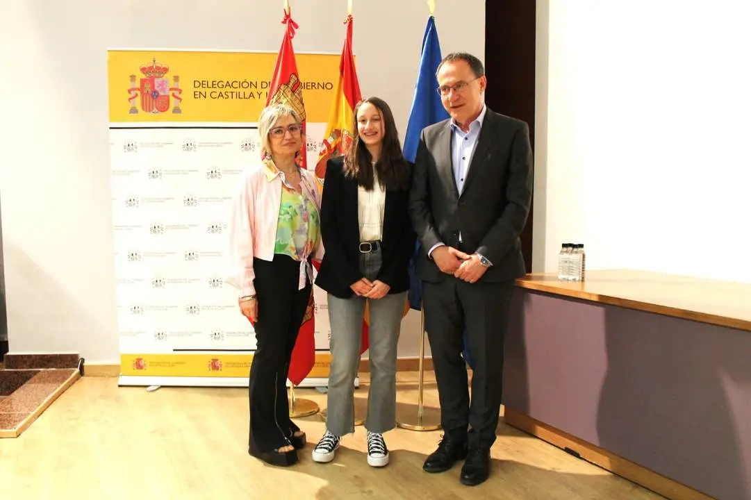 el subdelegado del Gobierno en Zamora, Ángel Blanco, y la jefa de la Unidad de Violencia sobre la Mujer, Marisa Manso, con Paula Ranilla, alumna de 3º de la ESO del Colegio Medalla Milagrosa