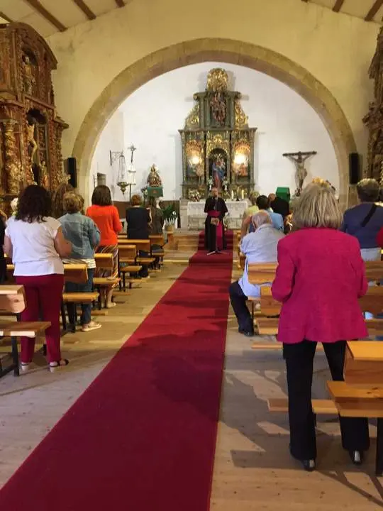 El obispo de Zamora, monseñor Fernando Valera, durante la visita pastoral a Fresno de Sayago. Fotografía: CEDIDA